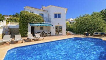 Villa con exteriores pensados para el relax y el ocio