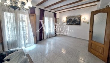 Villa en el centro de Teulada y con garaje lista para vivir