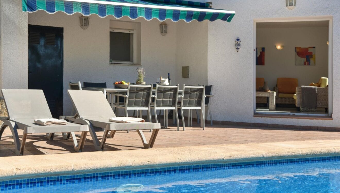 Villa familiar con distribución en dos niveles independientes