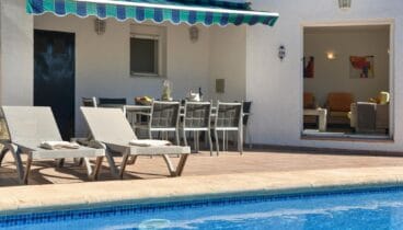 Villa familiar con distribución en dos niveles independientes