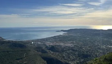 Vistas panorámicas de la bahía de Jávea desde la cima del Parque Natural del Montgó