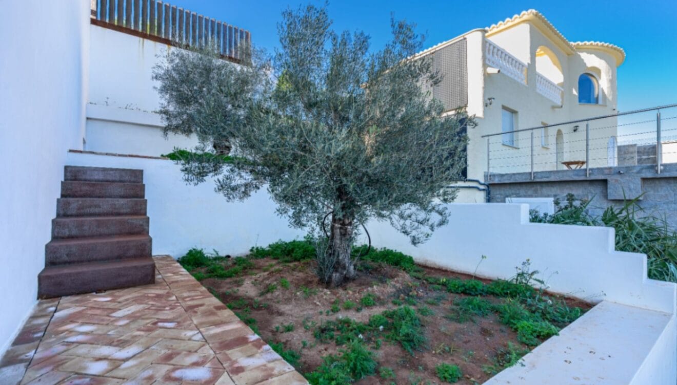 Vivienda con exterior funcional y ambiente mediterráneo