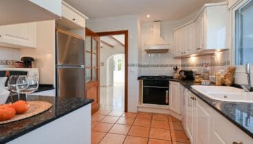 Vivienda con jardín privado y zonas de descanso al aire libre