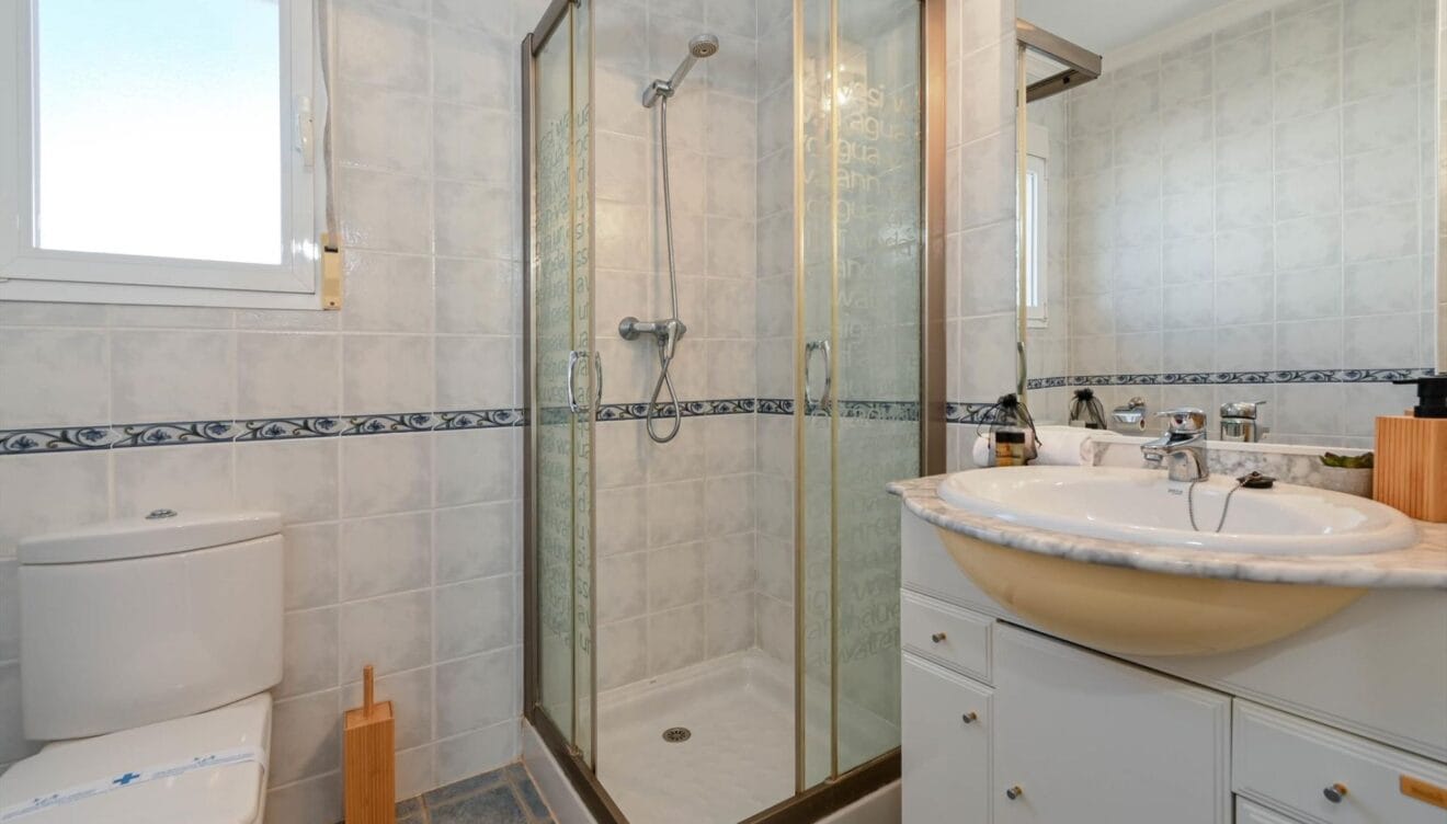 Vivienda con parking privado y parcela vallada