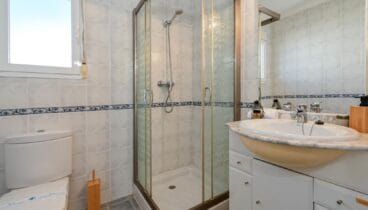 Vivienda con parking privado y parcela vallada