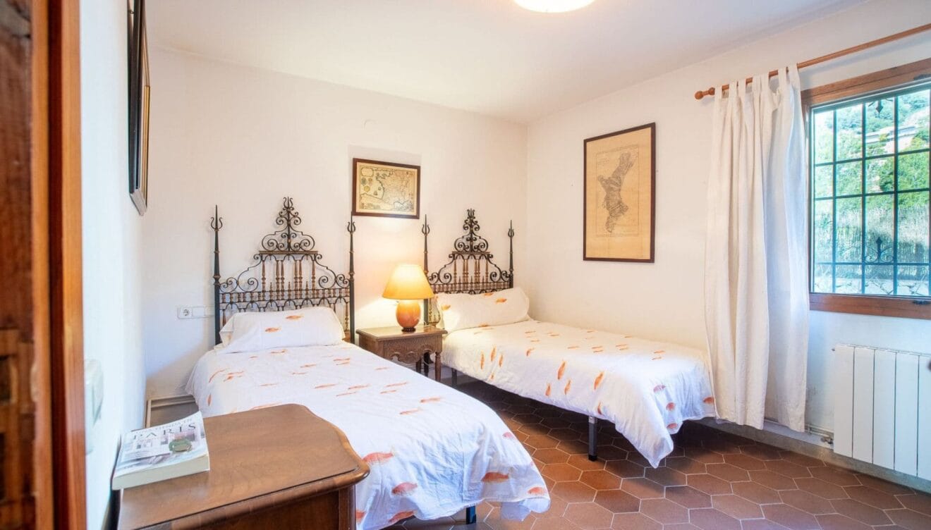 Vivienda moderna con espacios conectados y acogedores