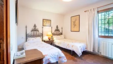 Vivienda moderna con espacios conectados y acogedores