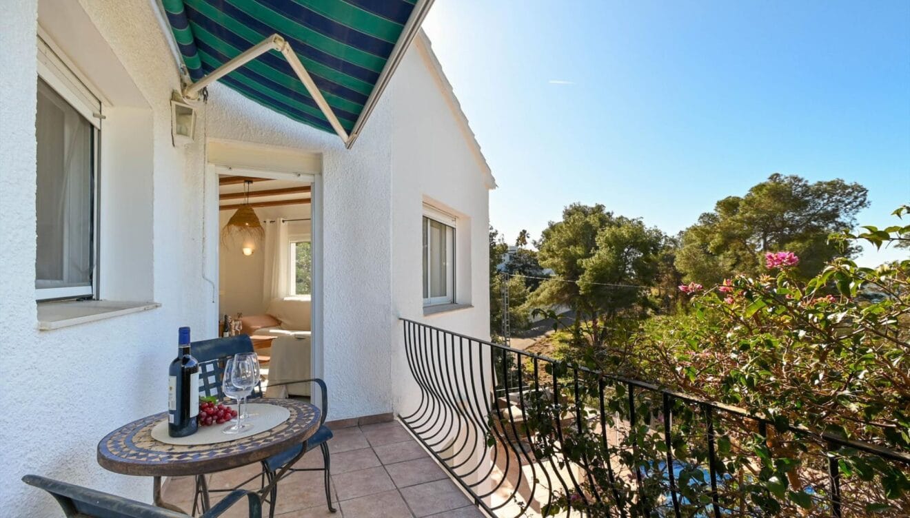 Vivienda vacacional con piscina y espacios bien conectados