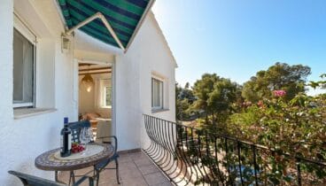 Vivienda vacacional con piscina y espacios bien conectados