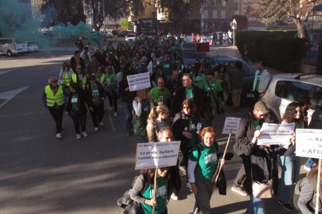Manifestantes con camisetas verdes y pancartas durante una huelga educativa.