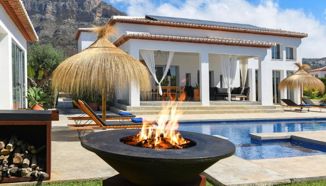 Zona de barbacoa integrada en el jardín para almuerzos al aire libre