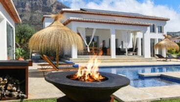Zona de barbacoa integrada en el jardín para almuerzos al aire libre