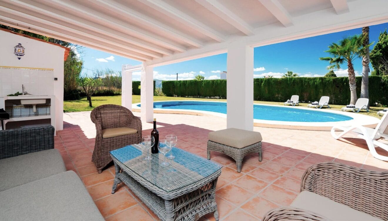 Zona de barbacoa y comedor exterior en villa de Jávea