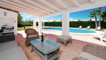 Zona de barbacoa y comedor exterior en villa de Jávea