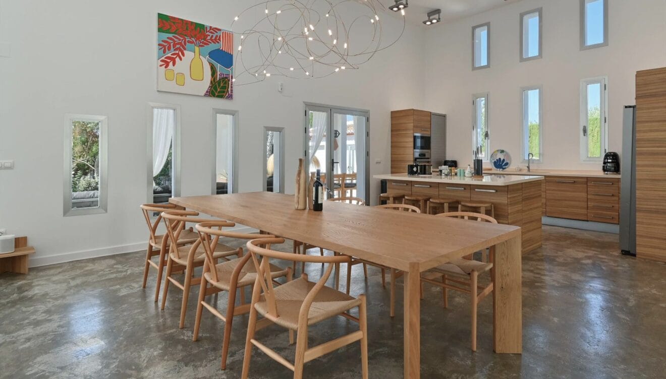 Zona de comedor interior conectada con la cocina y el salón