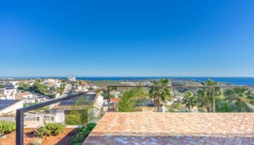 Zona de estar moderna conectada con el exterior