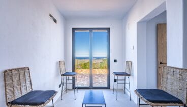 Zona de estar moderna conectada con el exterior