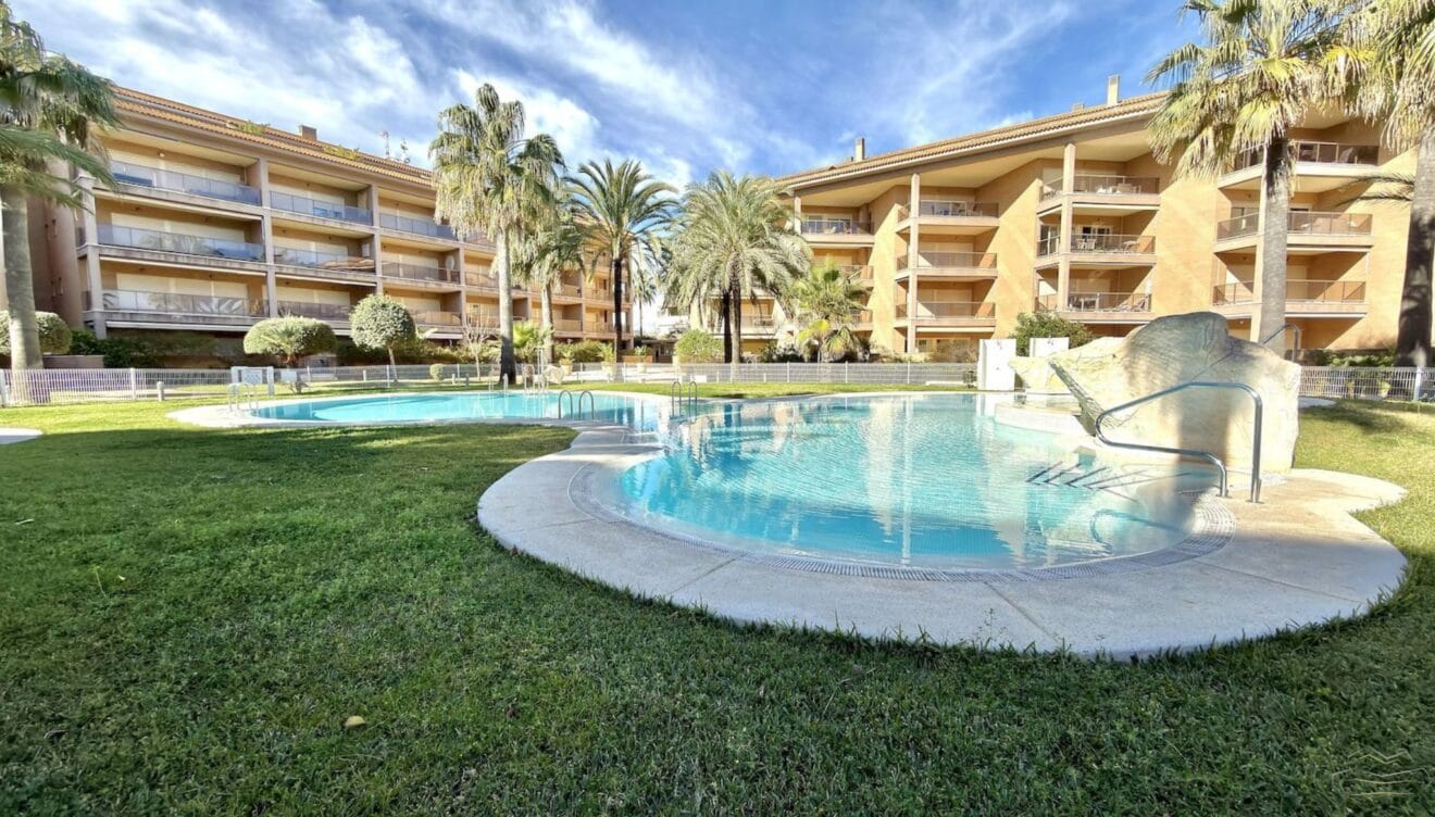 Zona exterior con ambiente exclusivo junto al mar