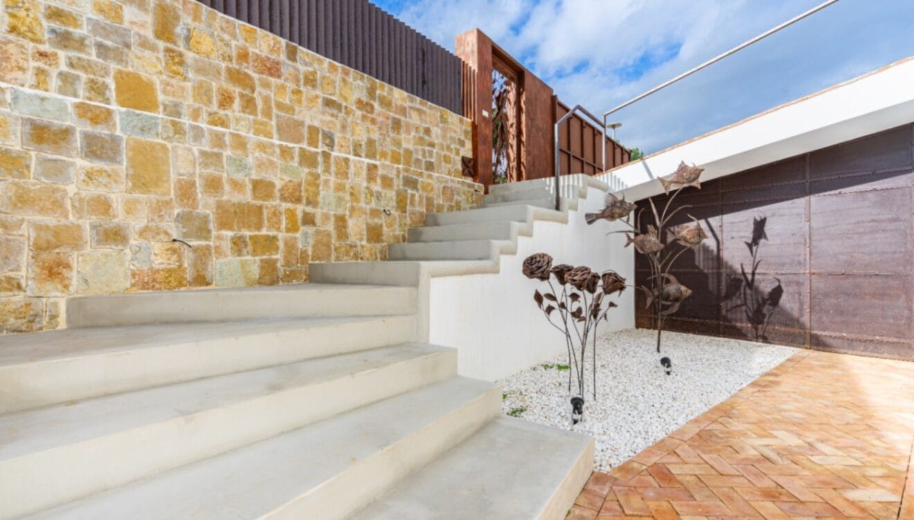 Zona frontal de la vivienda con diseño contemporáneo