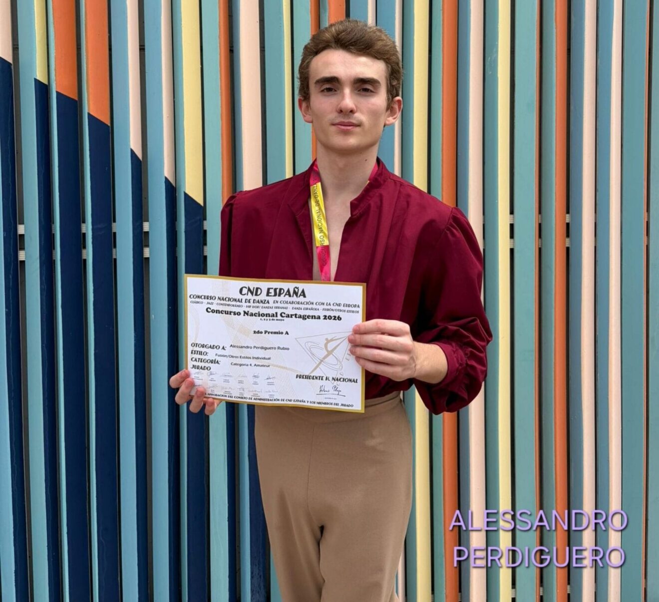 Alessandro Perdiguero con su premio CND