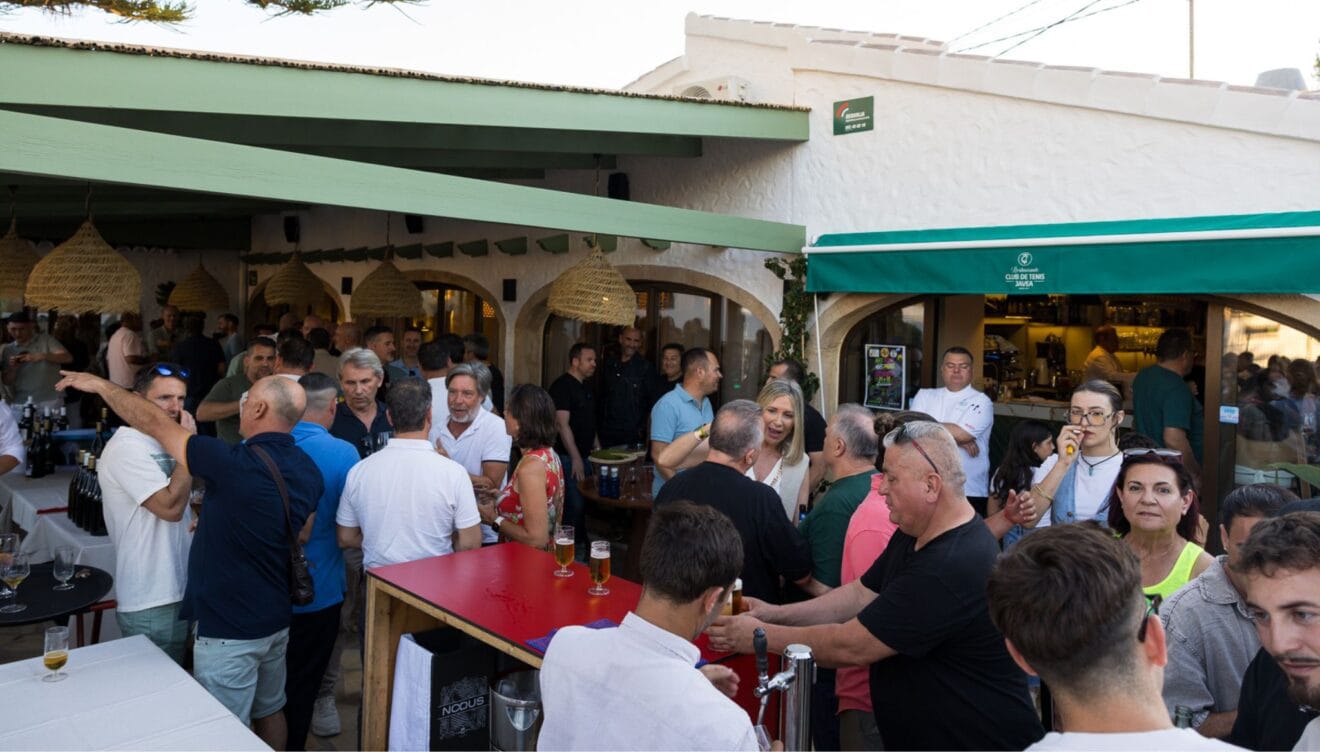 Ambiente de verano en la gran reapertura del Restaurante Club de Tenis Jávea