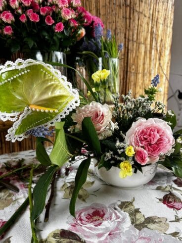 Detalle de los arreglos florales del taller Bridgerton en Xàbia