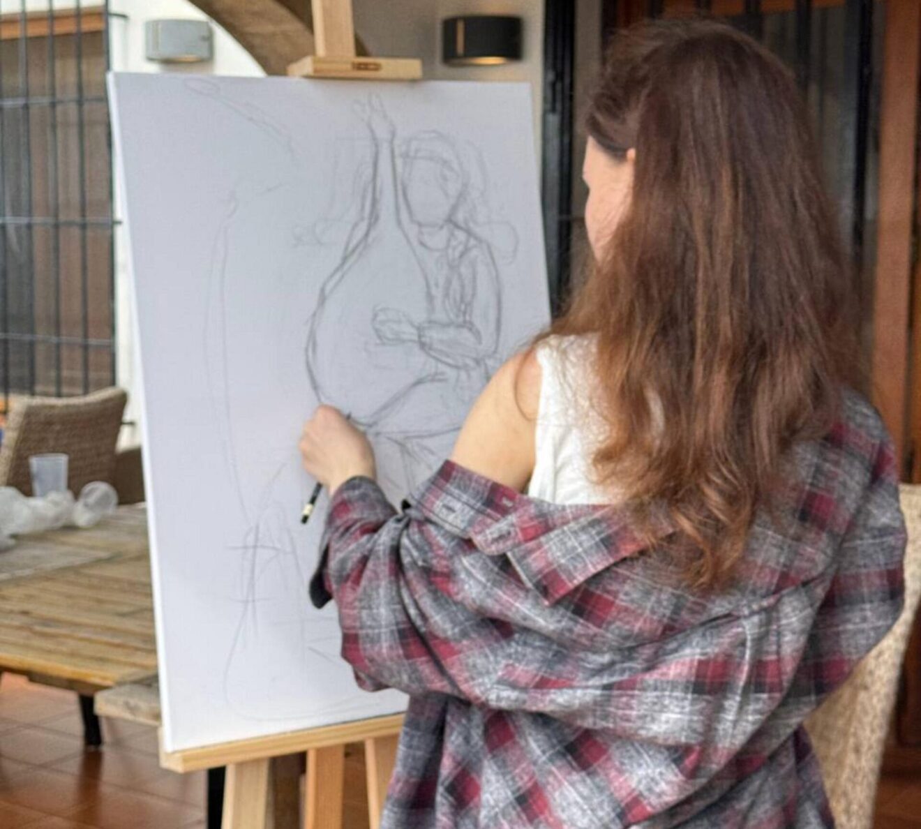 Artista ucraniana creando obra durante residencia en Jávea