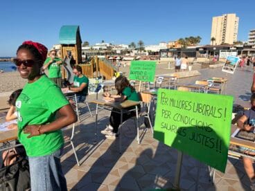 Aulas en la calle. Escenifican un aula en el Paseo del Arenal de Xàbia como protesta (10)