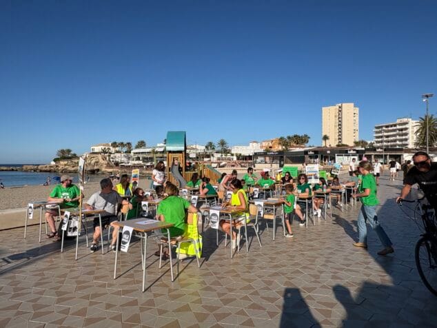 Imatge: Aules al carrer. Escenifiquen una aula al Passeig de l'Arenal de Xàbia com a protesta