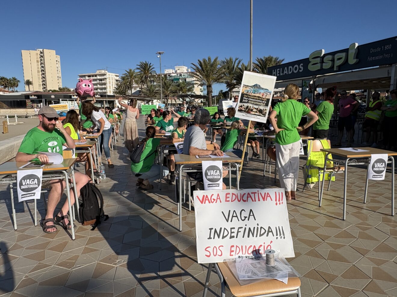 Aulas en la calle. Escenifican un aula en el Paseo del Arenal de Xàbia como protesta