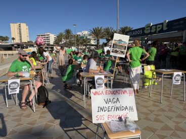 Aulas en la calle. Escenifican un aula en el Paseo del Arenal de Xàbia como protesta