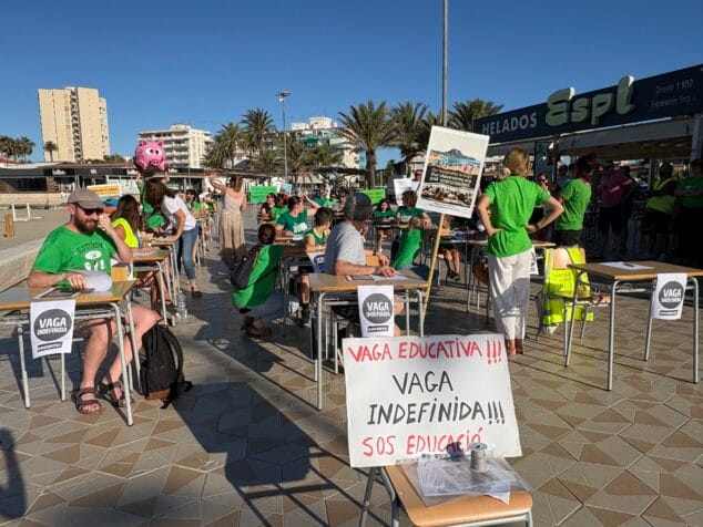 Imatge: Escenifiquen una aula al Passeig de l'Arenal de Xàbia com a protesta