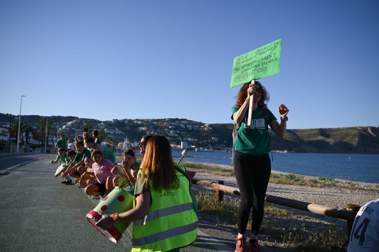 Cadena humana en Xàbia por la educación pública (2)