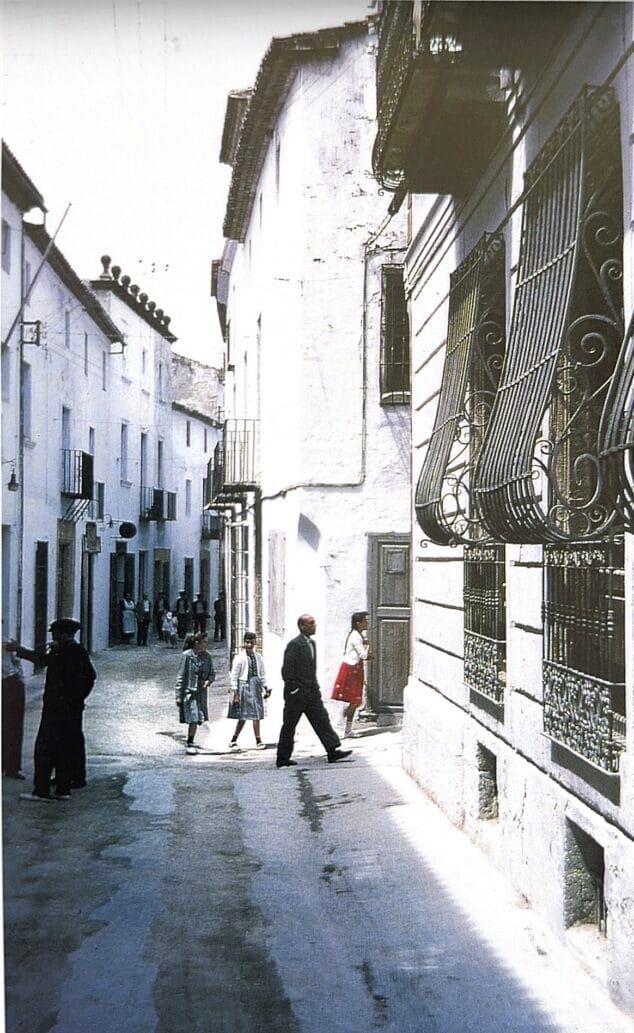 Imagen: Calle Mayor en los años 50. Obsérvese la tosca “emblanquinada” de la Casa Primicias y las demás fachadas encaladas. AMX