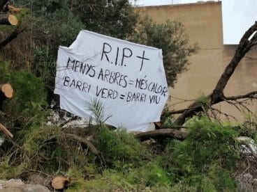 Cartel colgado en la parcela donde se ha efectuado la limpieza