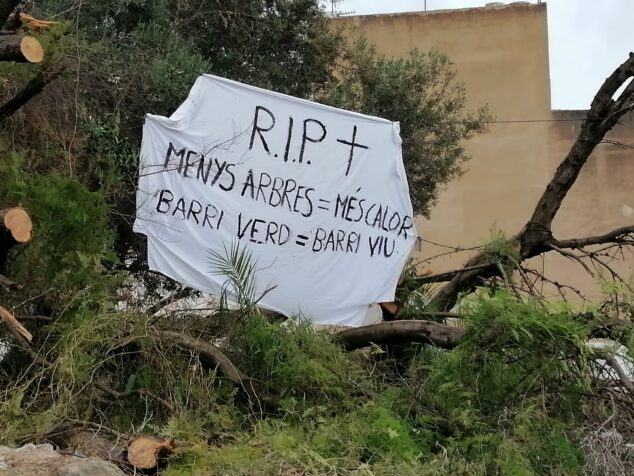 Imagen: Cartel colgado en la parcela donde se ha efectuado la limpieza
