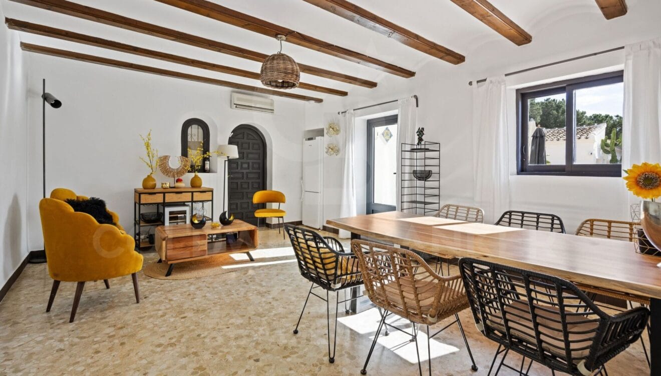 Casa des Valls, salón-comedor iluminado y acogedor