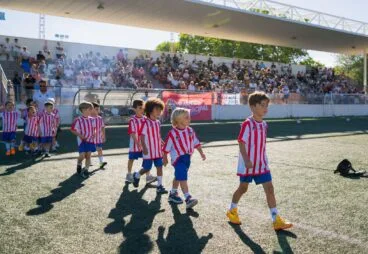 Jóvenes jugadores del CD Jávea en la fiesta de clausura
