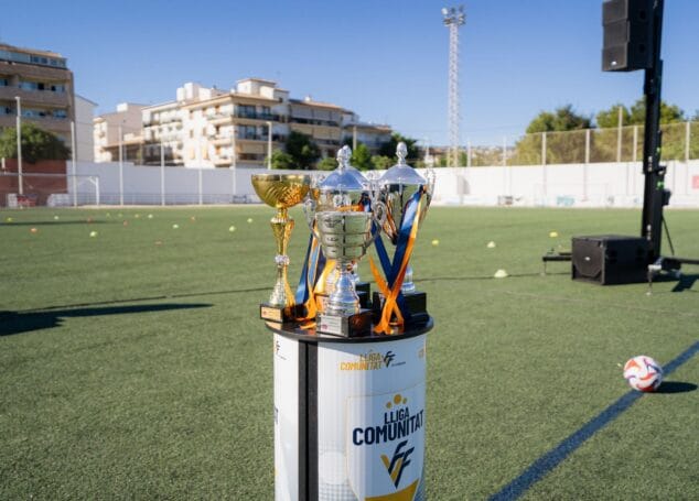 Imagen: Tres trofeos sobre un podio en un campo de fútbol durante la clausura de temporada del CD Jávea
