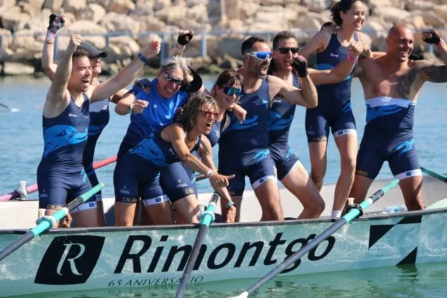 Imagen: Equipo del Club Náutico de Jávea celebrando su victoria en el Campeonato de España de remo dentro de la embarcación.