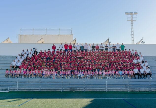 Imagen: Foto de grupo de los equipos del CD Jávea en la grada de un campo de fútbol durante la clausura de la temporada.