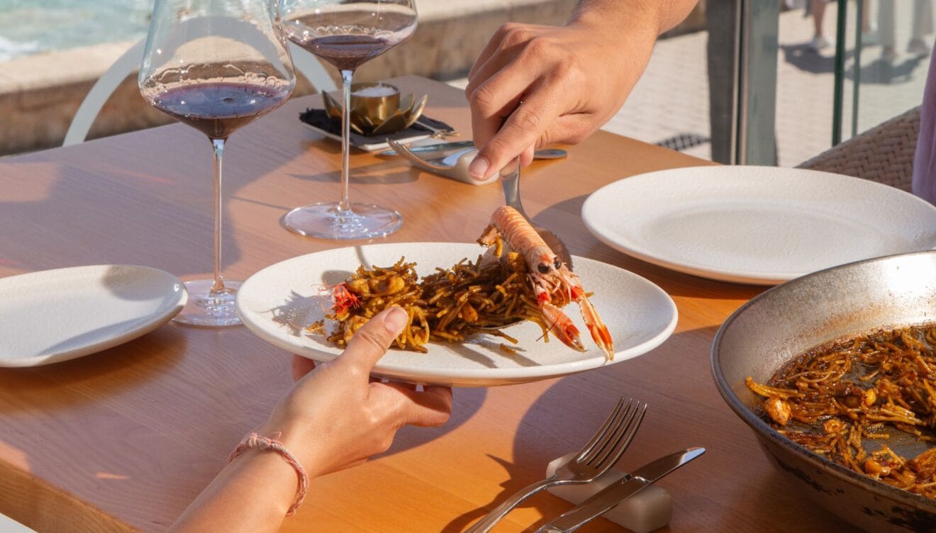 Cocina marinera y menús accesibles en la bahía