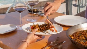 Cocina marinera y menús accesibles en la bahía
