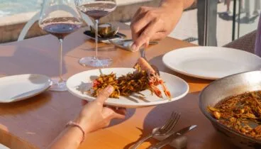 Cocina marinera y menús accesibles en la bahía