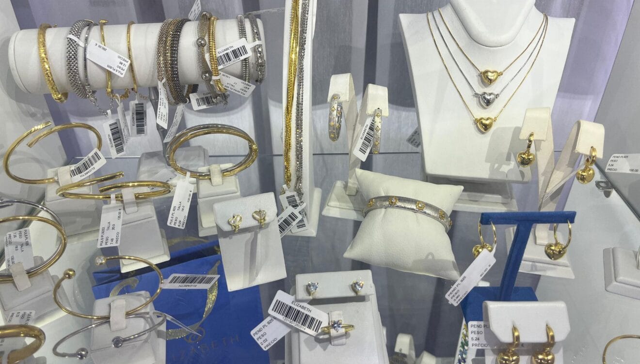 Collares brillantes con acabados premium