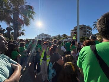 Concentración de docentes, familiares y vecinos para la cadena humana en Xàbia en defensa de la educación (1)