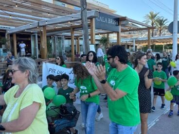 Concentración de docentes, familiares y vecinos para la cadena humana en Xàbia en defensa de la educación (10)