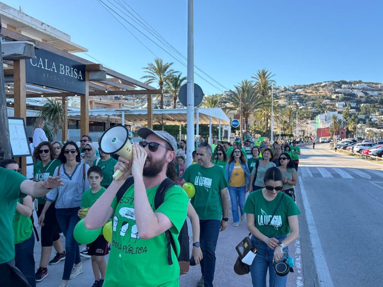 Concentración de docentes, familiares y vecinos para la cadena humana en Xàbia en defensa de la educación (11)