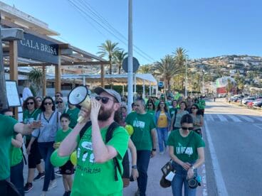 Concentración de docentes, familiares y vecinos para la cadena humana en Xàbia en defensa de la educación (11)