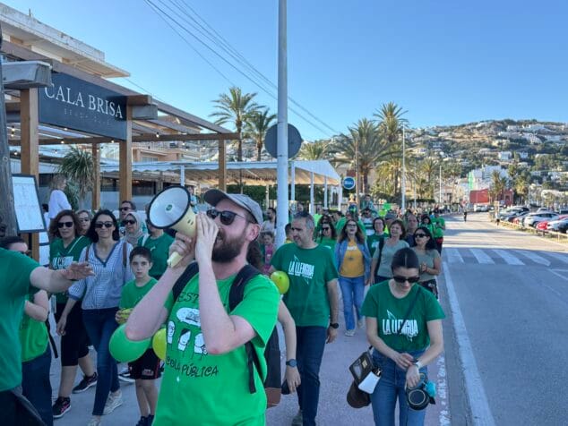 Imagen: Concentración de docentes, familiares y vecinos para la cadena humana en Xàbia en defensa de la educación